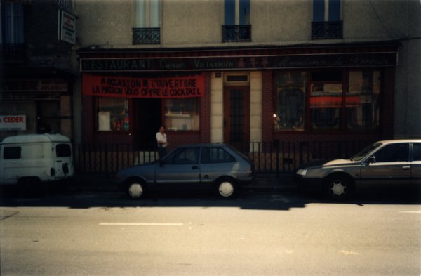 Rue et façade de restaurant.
