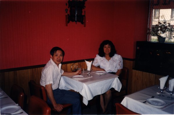 Un homme et une femme assis à une table de restaurant.