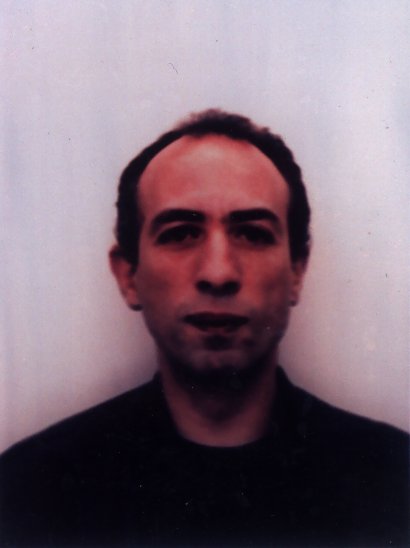 Visage d’homme brun.