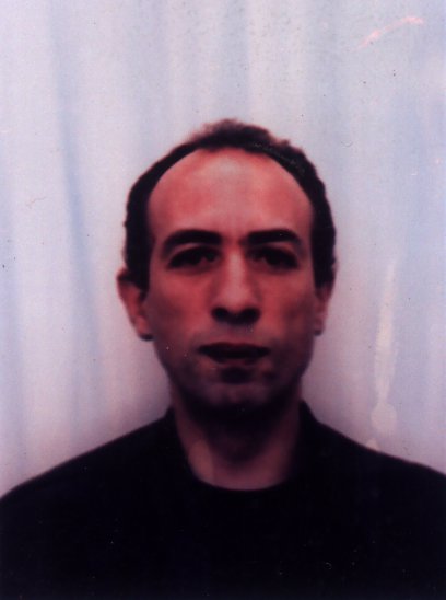 Visage d’homme brun.