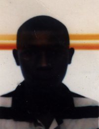 Visage et polo rayé.