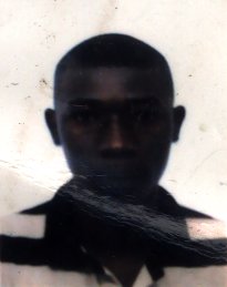 Visage et polo rayé.