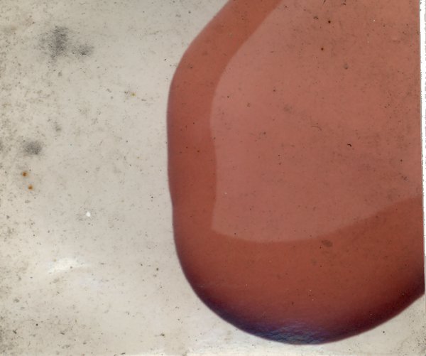 Coulure de peinture rouge.