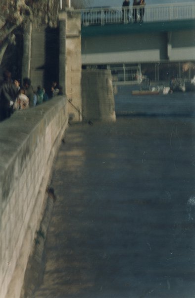 Rue et passerelle en arrière-plan.