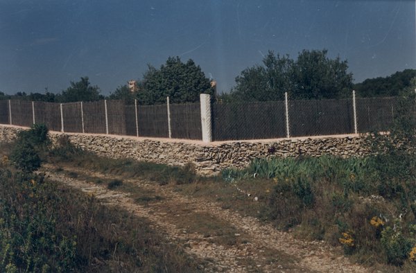 Maison entourée d’une clôture.