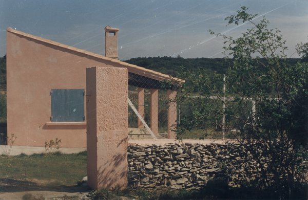 Maison provençale sous le ciel bleu.