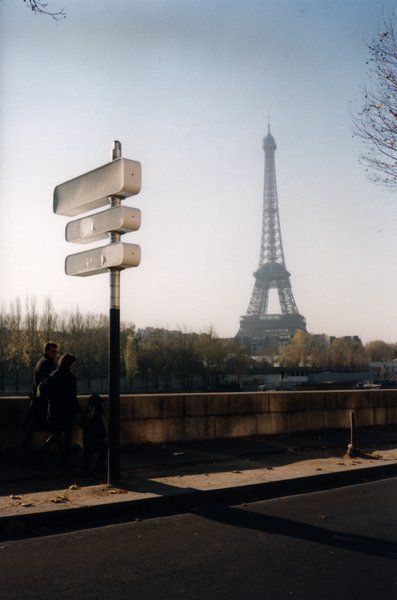 Route avec panneau de signalisation, Tour Eiffel en arrière-plan.