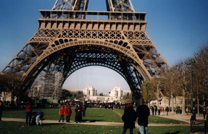 Pied de la Tour Eiffel.
