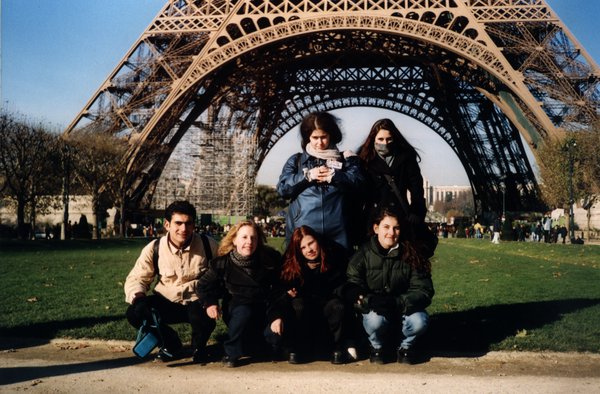 Groupe d’adultes et d’adolescents devant la Tour Eiffel.
