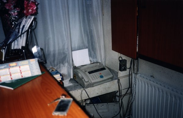 Comptoir d’hôtel et téléphone-fax.