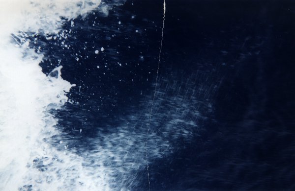 Écume de mer. Image déchirée, reconstituée.