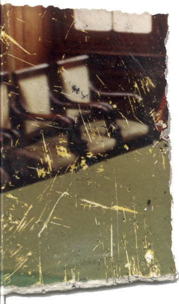 Fauteuil en cuir noir devant une table verte. Fragment.