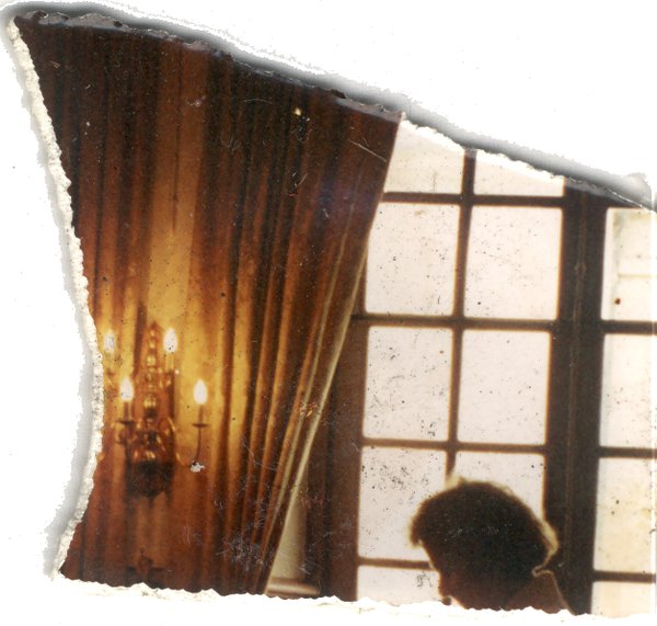 Candélabre, tentures et un visage de femme. Fragment.