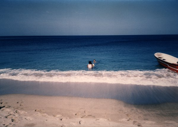 Mer et rivage, deux personnes dans l’eau.