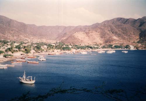 Baie de Rodadero en Colombie et embarcations, collines en arrière-plan.