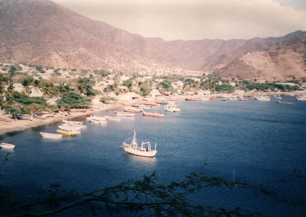 Baie de Rodadero en Colombie et embarcations, collines en arrière-plan.