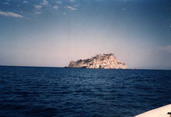 La mer et une île.
