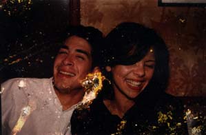 Visage d’un couple, homme et femme, souriant. Image abîmée.