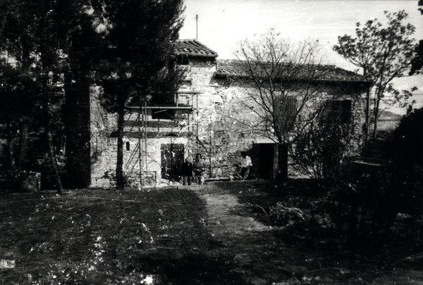 Maison en pierre en travaux avec échafaudage. Noir et blanc.ᴬᴵ