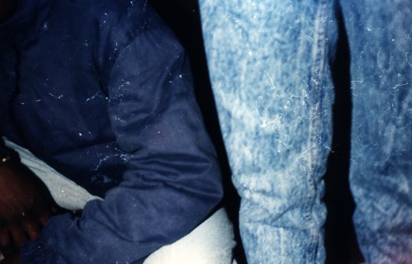 Gros plan flou sur un vêtement bleu marine et un jean.ᴬᴵ