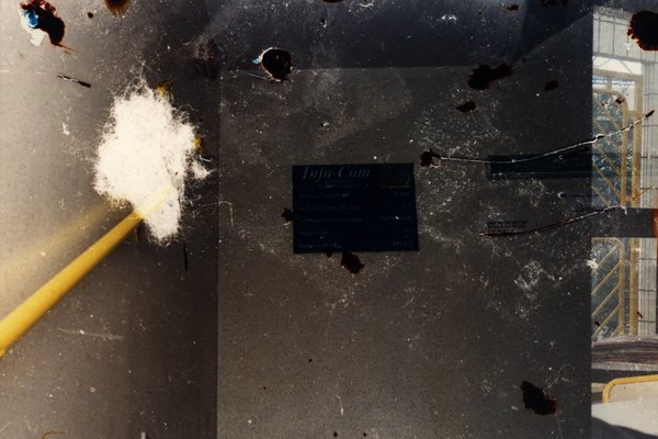 Plaque « Info-Com » sur un panneau métallique sur un chantier.ᴬᴵ