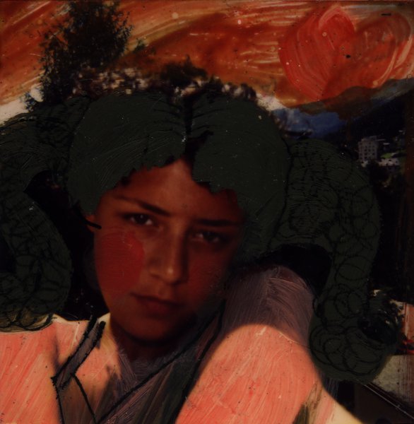 Portrait artistique retouché d'un jeune avec des motifs peints en forme de cornes.ᴬᴵ