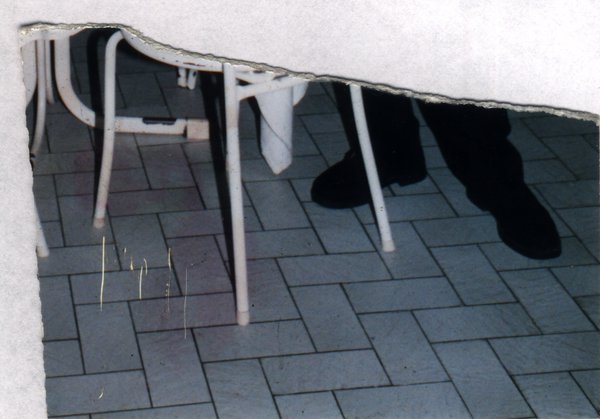 Chaises et pieds de table blancs sur un sol carrelé. Fragment déchiré.ᴬᴵ