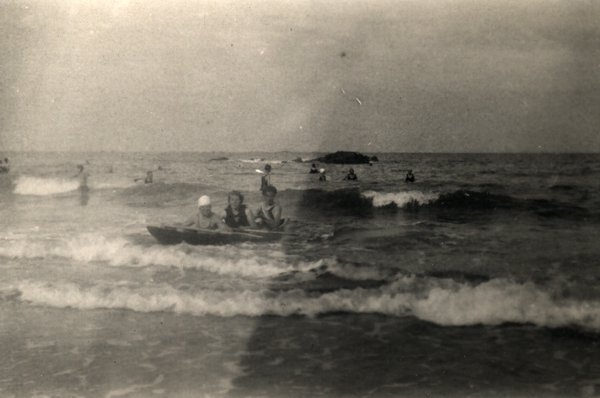 Petite barque avec des personnes dans les vagues. Noir et blanc.ᴬᴵ