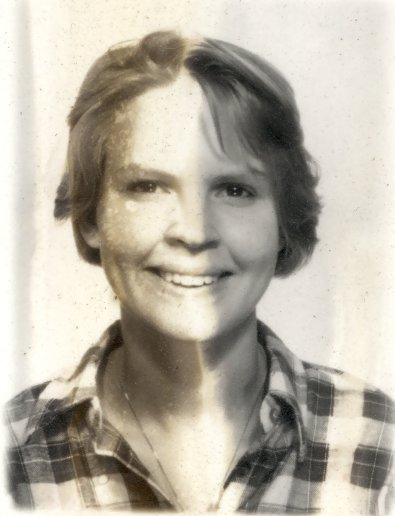 Portrait d'une femme souriante en chemise à carreaux, double exposition. Noir et blanc.ᴬᴵ