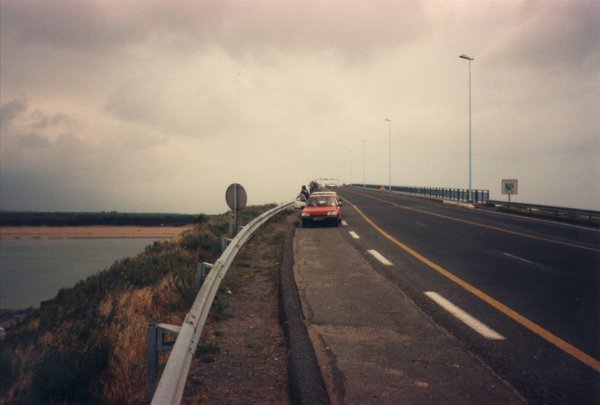 Autoroute et plan d’eau en bordure.