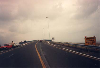 Autoroute sous un ciel nuageux.