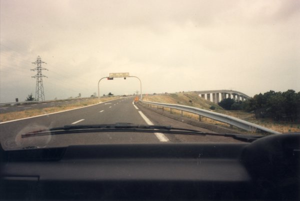 Autoroute vue de l’intérieur d’une voiture.