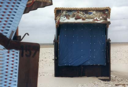 Cabines de bain décorées sur une plage.