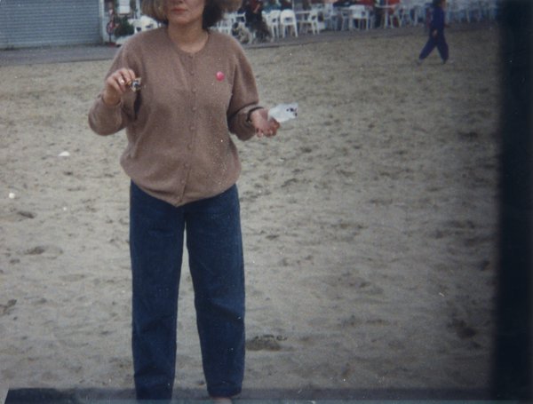 Femme debout sur le sable.