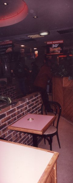 Chaises et tables dans un bistrot.