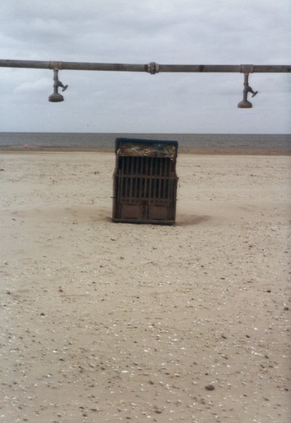 Une Cabine de plage en bordure de mer et douches de plage.