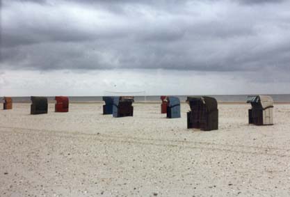 Plage avec cabines de bain.