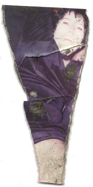 Femme brune riant en robe satinée violette. Fragment en partie reconstituée.
