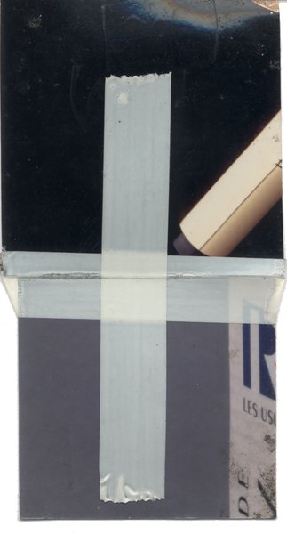 Fragment d'emballage plié avec objet cylindrique.ᴬᴵ