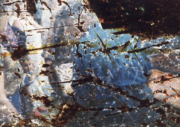 Femmes et enfants. Image avec traces de brûlures.