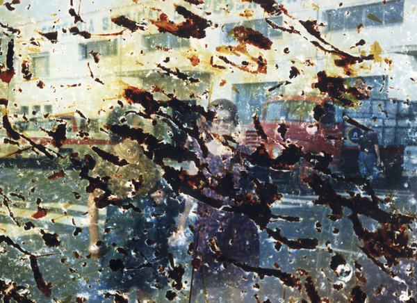 Deux femmes souriantes debout dans la rue. Image avec traces de brûlures.