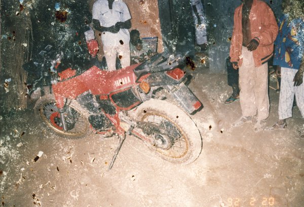Hommes entoure une moto.