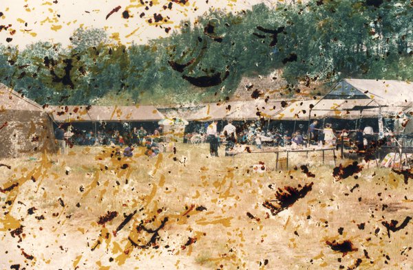 Grandes tentes et barbecues. Image abîmée.