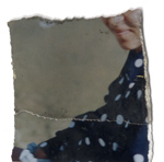 Buste et visage  de femme en tunique à pois. Image déchirée.