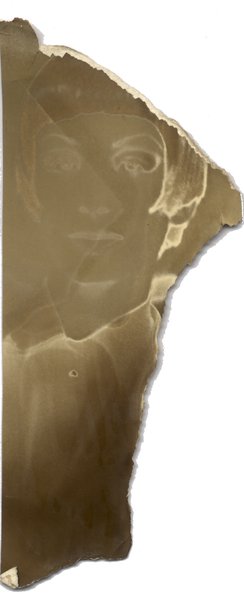 Visage de femme. Noir et blanc. Négatif.