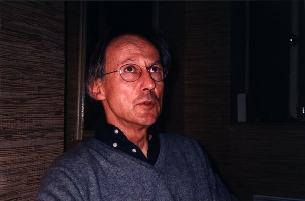 Homme à lunettes regardant vers le haut, intérieur.ᴬᴵ