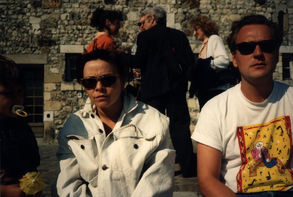 Femme et homme en lunettes de soleil, rempart de pierre en arrière-plan.ᴬᴵ