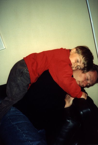 Enfant endormi sur l'épaule d'un homme.ᴬᴵ