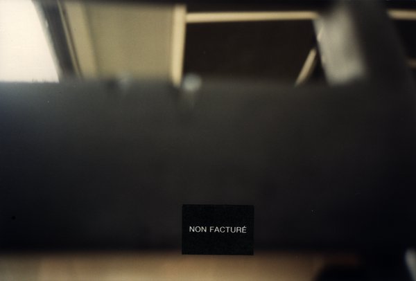 Photo floue et surexposée, sujet indéterminé.ᴬᴵ