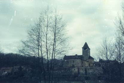 Église de village et arbres.